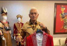 HUT Kemerdekaan, Pakaian Adat Buton Dikirim ke Istana Presiden Penjabat (Pj) Sekretaris Daerah (Sekda) Sultra, Asrun Lio saat menunjukan baju adat Kesultanan Buton yang dikirim ke Istana Presiden. (FOTO ISTIMEWA)