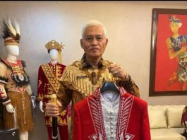 HUT Kemerdekaan, Pakaian Adat Buton Dikirim ke Istana Presiden Penjabat (Pj) Sekretaris Daerah (Sekda) Sultra, Asrun Lio saat menunjukan baju adat Kesultanan Buton yang dikirim ke Istana Presiden. (FOTO ISTIMEWA)