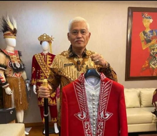 HUT Kemerdekaan, Pakaian Adat Buton Dikirim ke Istana Presiden Penjabat (Pj) Sekretaris Daerah (Sekda) Sultra, Asrun Lio saat menunjukan baju adat Kesultanan Buton yang dikirim ke Istana Presiden. (FOTO ISTIMEWA)