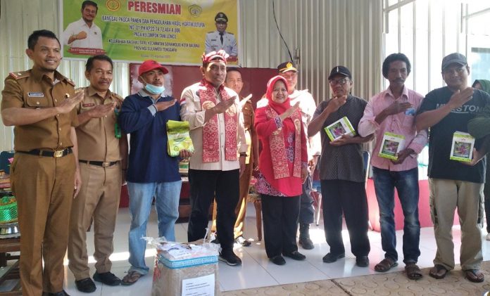 Wali Kota Baubau, La Ode Ahmad Monianse didampingi Kadis Pertanian Kota Baubau, Rais bersama kelompok petani usai peresmian bangsal pascapanen dan pengolahan hasil hortikultura. (FOTO ASMADDIN)