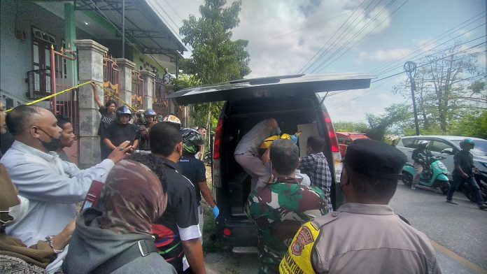 Ketgam : Jenazah kedua korban dibawa petugas dengan mobil ambulance pagi tadi, Selasa 23 Agustus 2022. (FOTO ASMADDIN)