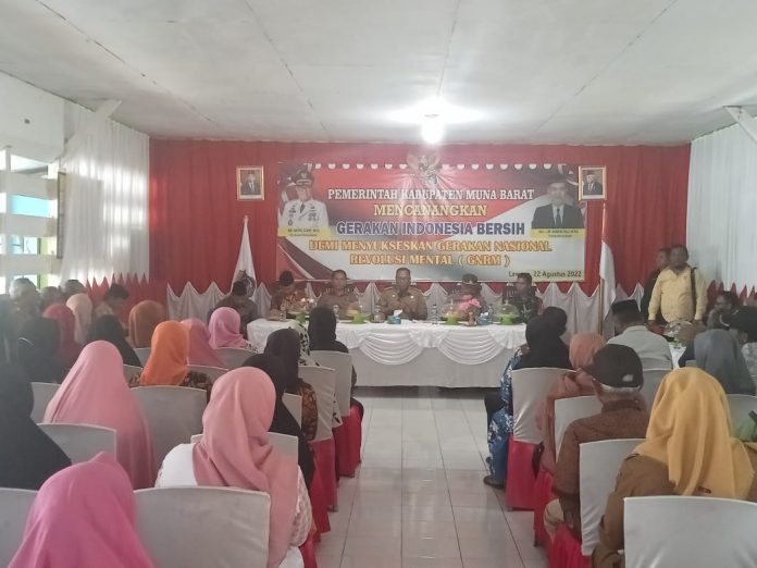 Pencanangan gerakan Indonesia bersih di Desa Walelei, Kecamatan Barangka, Kabupaten Muna Barat, Senin 22 Agustus 2022.
