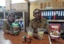 DKP Dorong Produk Olahan Masyarakat Buteng Masuk Supermarket Kepala Dinas Muhammad Rijal (kanan) saat memamerkan contoh produk unggulan khas Buton Tengah. (FOTO Asmaddin)