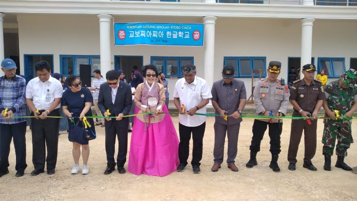 Wali Kota Baubau La Ode Ahmad Monianse, didampingi Presiden Direktur KCCEA, Kim Hallan (gaun pink) saat meresmikan gedung sekolah di Jalan Cendana, Kelurahan Kadolokatapi, Kecamatan Wolio, Kamis 25 Agustus 2022. (FOTO ASMADDIN)