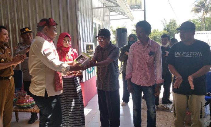 Wali Kota Baubau, La Ode Ahmad Monianse menyerahkan bantuan bibit bawang merah kepada petani di Kota Baubau, beberapa waktu lalu. (FOTO ISTIMEWA)