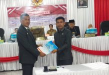 APBD-P 2022 Buteng Resmi Ditetapkan Ketua DPRD Buteng Bobi Ertanto dan Pj. Bupati Buton Tengah, Muhammad Yusuf saat menghadiri rapat paripurna persetujuan penetapan rancangan Perda tentang Anggaran Pendapatan dan Belanja Daerah (APBD) Perubahan Kabupaten Buteng tahun anggaran 2022. (FOTO ISTIMEWA)
