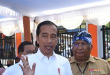 Presiden Jokowi Didampingi Gubernur Sultra Tinjau Penyaluran Bantuan di Baubau Presiden RI, Joko Widodo didampingi Gubernur Sultra, Ali Mazi saat menyampaikan keterangan pers. (FOTO Kris - Biro Pers Sekretariat Presiden for Rubrik Sultra)