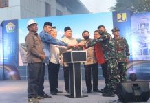 Gedung Kantor Baru Gubernur Sultra Mulai Dibangun Gubernur Sulawesi Tenggara (Sultra) Ali Mazi memimpin groundbreaking atau pemancangan tiang pertama pembangunan gedung baru kantor Gubernur Sultra di kawasan Anduonohu, Kecamatan Poasia, Kota Kendari, Provinsi Sultra, Jumat 2 September 2022.
