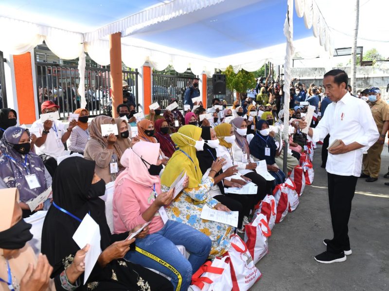 Presiden RI, Joko Widodo menyerahkan langsung bantuan di Kantor Pos Baubau, Selasa 27 September 2022. 