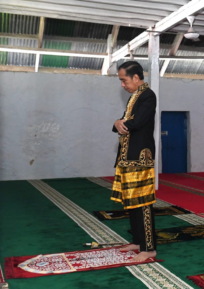 Presiden RI, Joko Widodo menyempatkan diri salat di Masjid Agung Keraton Buton, Wolio di Kota Baubau saat melakukan kunjungan di jazirah Kepulauan Buton.