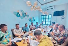 PT. AMI dan Pemkab Buteng Kolaborasi Program di Bidang Kesehatan Ketgam : Pertemuan antara Pemkab Buton Tengah dengan perwakilan PT. AMI membahas kolaborasi dibidang kesehatan. FOTO ISTIMEWA