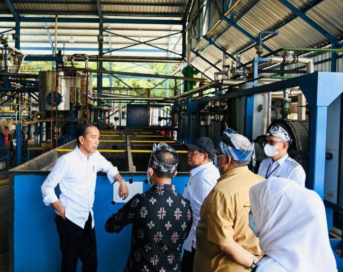 Presiden RI, Joko Widodo berdiskusi dengan sejumlah menteri kabinet saat mengunjungi pabrik aspal yang ada di Kabupaten Buton. (FOTO ISTIMEWA)