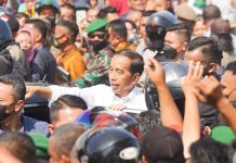 Penyaluran Bantuan Dampak Kenaikan BBM Capai 95.9 Persen Presiden RI, Joko Widodo saat berkunjung di Pasar Wameo, Kota Baubau Sulawesi Tenggara. Presiden juga memantau penyaluran bantuan tunai langsung (BTL) bagi masyarakat terdampak kenaikan harga Bahan Bakar Minyak (BBM) yang disalurkan melalui Kantor Pos Baubau. (FOTO Anjar Kominfo Baubau for Rubriksultra)