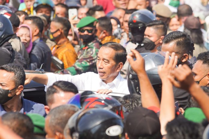 Presiden RI, Joko Widodo saat berkunjung di Pasar Wameo, Kota Baubau Sulawesi Tenggara. Presiden juga memantau penyaluran bantuan tunai langsung (BTL) bagi masyarakat terdampak kenaikan harga Bahan Bakar Minyak (BBM) yang disalurkan melalui Kantor Pos Baubau. (FOTO Anjar Kominfo Baubau for Rubriksultra)