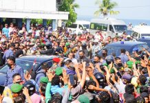 Larut Dalam Riuh Warga di Pasar Wameo Ketgam : Lautan manusia memadati Pasar Wameo, Kota Baubau, Sulawesi Tenggara saat Presiden Joko Widodo berkunjung di lokasi pasar tersebut. Warga begitu antusias ingin menyapa langsung presiden. (FOTO Anjar Kominfo Baubau For Rubriksultra)