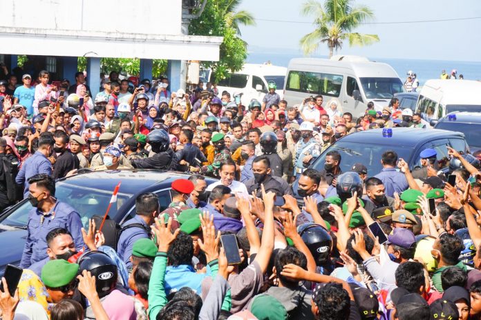 Ketgam : Lautan manusia memadati Pasar Wameo, Kota Baubau, Sulawesi Tenggara saat Presiden Joko Widodo berkunjung di lokasi pasar tersebut. Warga begitu antusias ingin menyapa langsung presiden. (FOTO Anjar Kominfo Baubau For Rubriksultra)