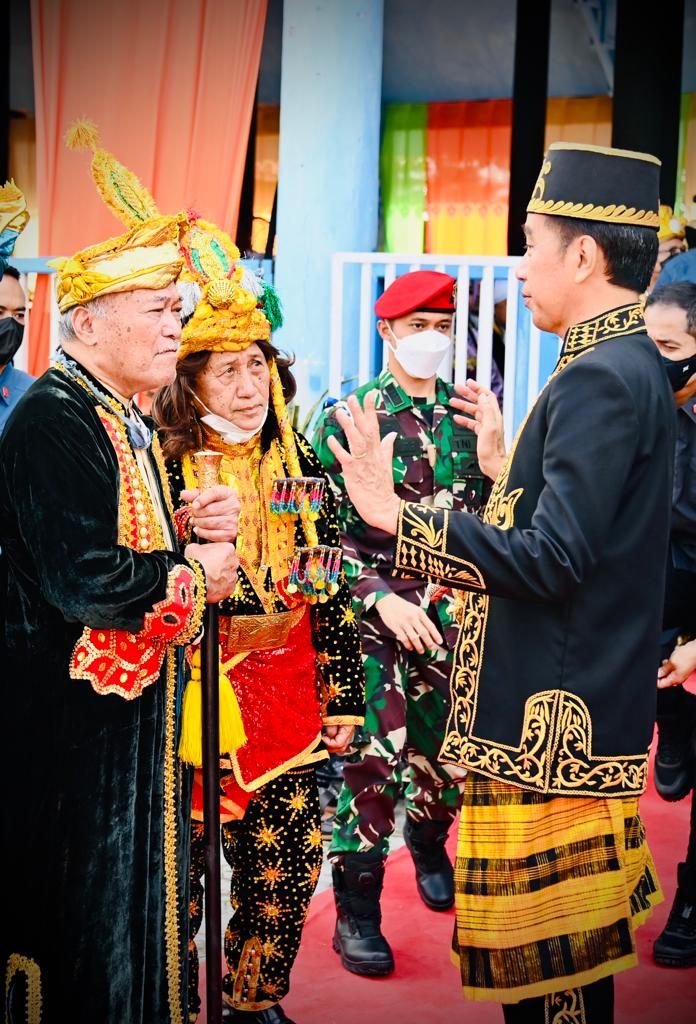 Presiden RI, Joko Widodo saat berbincang dengan Sultan Kebudayaan Buton, LM Izat Manarfa di pelataran halaman Masjid Agung Keraton Buton, Kota Baubau, Sulawesi Tenggara, Selasa 27 Sebtember 2022. (FOTO Laily Rachev dan Kris - Biro Pers Sekretariat Presiden for Rubrik Sultra)