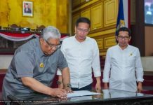 Gubernur Teken APBD Perubahan, Sultra Keciprat Tambahan DID Rp 10 Miliar Gubernur Sultra, Ali Mazi didampingi Ketua DPRD Sultra, Abdurrahman Shaleh dan Wakil Ketua, Nursalam Lada saat menandatangan APBD Perubahan Tahun 2022 di Kantor DPRD Sultra.