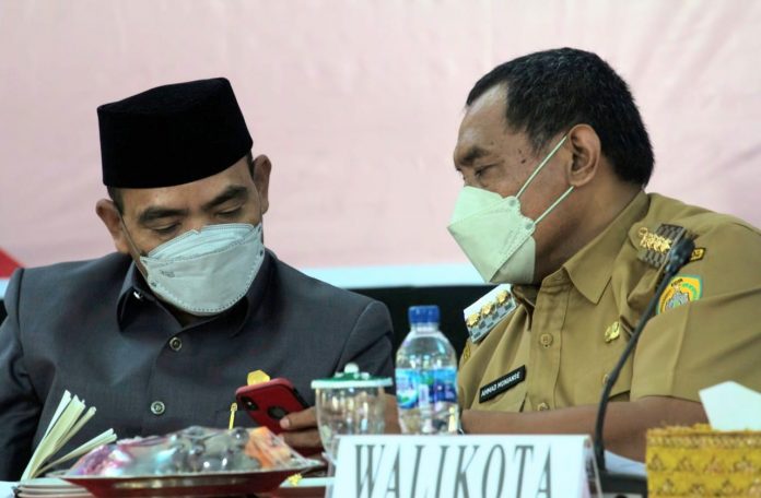 Wali Kota Baubau, La Ode Ahmad Monianse dan Ketua DPRD Kota Baubau, H. Zahari. (FOTO ISTIMEWA)