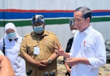 Dua Tahun Lagi tak Ada Impor Aspal, Jokowi : Potensi Aspal Buton Sangat Besar Presiden Joko Widodo didampingi Gubernur Sultra, Ali Mazi saat menyampaikan keterangan pers. (FOTO ISTIMEWA)