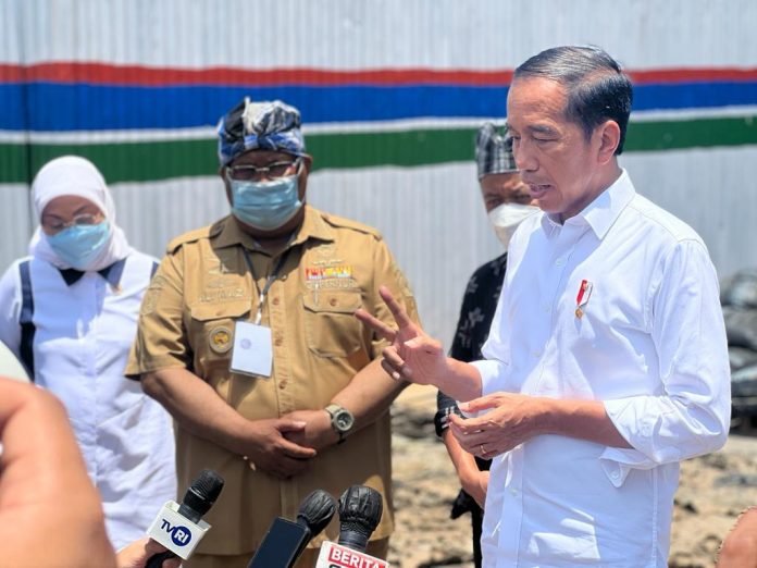 Presiden Joko Widodo didampingi Gubernur Sultra, Ali Mazi saat menyampaikan keterangan pers. (FOTO ISTIMEWA)