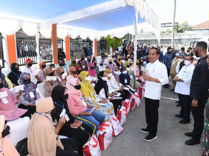 Presiden RI, Joko Widodo menyapa warga saat menyalurkan bantuan subsidi upah (BSU) di Kantor Pos Baubau, Kota Baubau, Provinsi Sulawesi Tenggara, Selasa, 27 September 2022. (FOTO Kris Biro Pers Sekretariat Presiden for Rubrik Sultra)