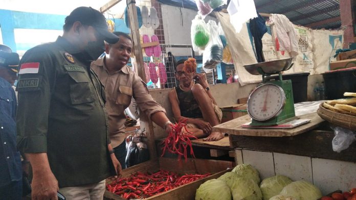 Wali Kota Baubau, La Ode Ahmad Monianse saat meninjau harga di salah satu pasar tradisional di Kota Baubau. (FOTO ASMADDIN)