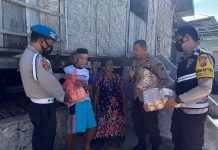 Wujud Empati Polsek Mastim, Salurkan Bansos Bagi Warga Terdampak Kenaikan BBM Kapolsek Mastim, IPTU Musrifin didampingi anggota Polsek Mastim saat menyerahkan bantuan sosial berupa paket sembako kepada masyarakat terdampak kenaikan BBM. (Foto ISTIMEWA)