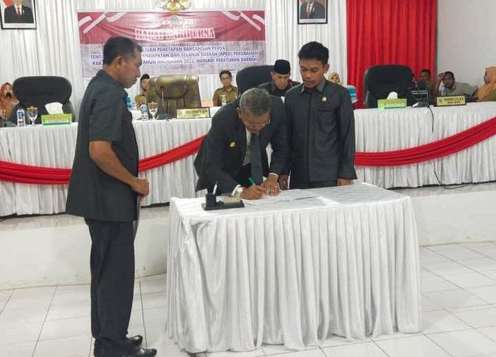 Ketua DPRD Buteng Bobi Ertanto dan Pj. Bupati Buton Tengah, Muhammad Yusuf saat menghadiri rapat paripurna persetujuan penetapan rancangan Perda tentang Anggaran Pendapatan dan Belanja Daerah (APBD) Perubahan Kabupaten Buteng tahun anggaran 2022. (FOTO ISTIMEWA) 