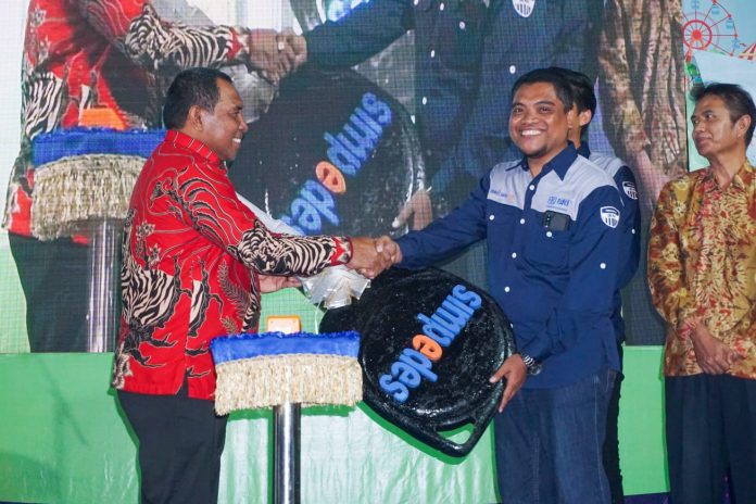 Wali Kota Baubau, La Ode Ahmad Monianse menyerahkan hadiah grand prize satu unit mobil Suzuki Ertiga yang diterima Kepala Unit BRI Pasarwajo sebagai perwakilan nasabah. (FOTO ISTIMEWA)