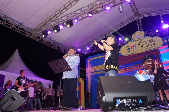 Wali Kota Baubau, La Ode Ahmad Monianse saat duet bersama Judika di malam puncak Haroana Baubau, 17 Oktober 2022. (Foto Kominfo Baubau for Rubriksultra)