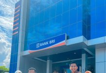 Nabung di BRI, Warga Buton Bawa Pulang Suzuki Ertiga Kepala Cabang BRI Baubau, Fuaad Fauzi saat menyerahkan hadiah Grand Prize panen hadiah Simpades kepada pemenang undian. (FOTO ISTIMEWA)