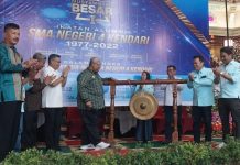 Ali Mazi Buka Mubes SMAN 4 Kendari Gubernur Sulawesi Tenggara (Sultra) Ali Mazi membuka secara resmi Musyawarah Besar (Mubes) I SMAN 4 Kendari, di salah satu hotel di Kendari, Sabtu 8 Oktober 2022.