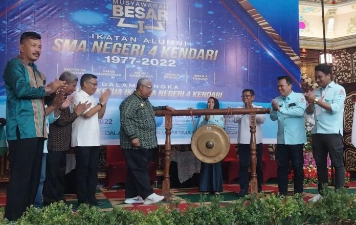 Gubernur Sulawesi Tenggara (Sultra) Ali Mazi membuka secara resmi Musyawarah Besar (Mubes) I SMAN 4 Kendari, di salah satu hotel di Kendari, Sabtu 8 Oktober 2022.