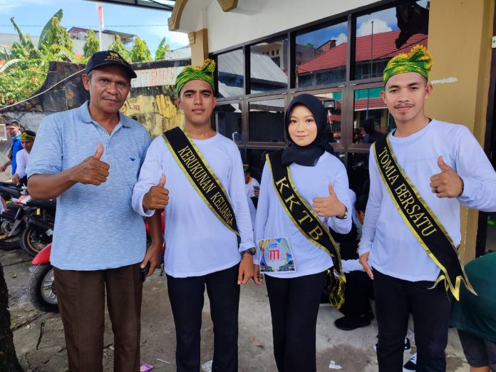 Ketua KKTB, Ir H Sahirsan MP, berfoto bersama tiga barisan depan usai GJI, di HUT Kota Baubau. (FOTO ISTIMEWA)