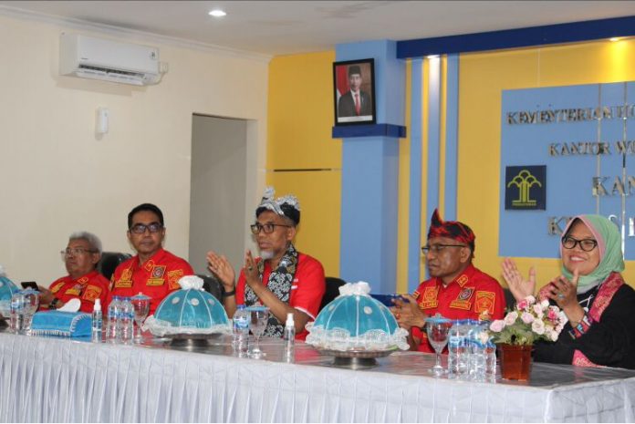 Inspektur Jenderal (Irjen) Kementerian Hukum dan Hak Asasi Manusia (Kemenkumhan) RI, Razilu, saat berkunjung ke Imigrasi Baubau. (FOTO ISTIMEWA)