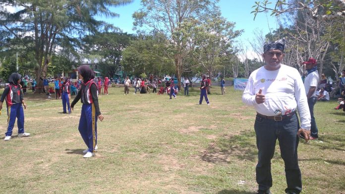 Kepala Dispora Kota Baubau, Muhammad Tasdik saat memantau jalannya lomba yang berlangsung di Alun-alun Kotamara, Baubau.