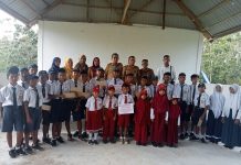 790 Pelajar di Mubar Dapat Beasiswa Kadis Pendidikan dan Kebudayaan Mubar, Ahmad Ramadhan berpose bersama siswa usai menyerahkan bantuan beasiswa kepada perwakilan pelajar di Mubar, Senin 17 Oktober 2022. (FOTO SULFIAN)