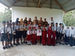 790 Pelajar di Mubar Dapat Beasiswa Kadis Pendidikan dan Kebudayaan Mubar, Ahmad Ramadhan berpose bersama siswa usai menyerahkan bantuan beasiswa kepada perwakilan pelajar di Mubar, Senin 17 Oktober 2022. (FOTO SULFIAN)