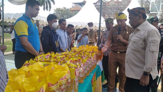 Wali Kota Baubau La Ode Ahmad Monianse saat meninjau pasar murah, Senin 10 Oktober 2022.