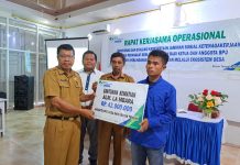 BP Jamsostek Serahkan Santunan Kematian Dua Anggota BPD di Buteng Ketgam : Penyerahan santunan kematian kepada ahli waris anggota BPD di Kabupaten Buton Tengah. (FOTO ISTIMEWA)