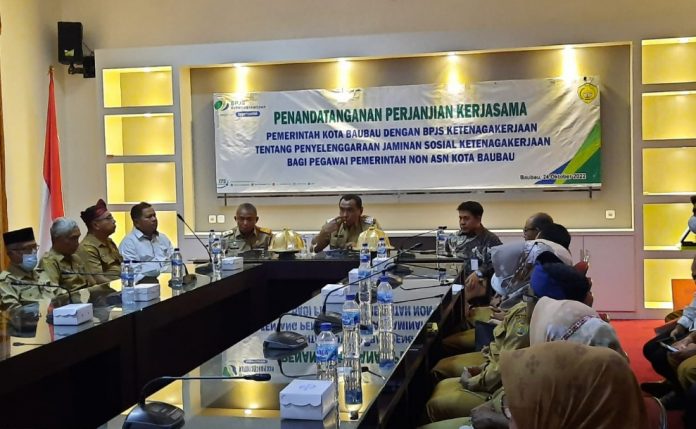 Ketgam : Wali Kota Baubau, La Ode Ahmad Monianse saat memimpin rapat bersama jajaran BP Jamsostek Baubau sebelum dilakukan penandatanganan perjanjian kerjasama. (FOTO ISTIMEWA)