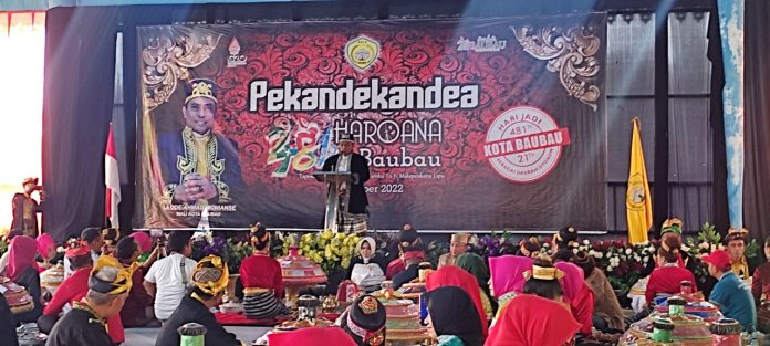 Wali Kota Baubau, La Ode Ahmad Monianse saat memberikan sambutan pada acara Pekandekandea, di Baruga Keraton Wolio Buton, Senin 17 Oktober 2022. (FOTO ASMADDIN)