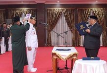 Lantik Pj Wali Kota Kendari, Gubernur Sultra Tekankan Tiga Hal Gubernur Sulawesi Tenggara (Sultra) Ali Mazi melantik Asmawa Tosepu sebagai PJ Wali Kota Kendari, di Rumah Jabatan Gubernur Sultra, Senin 10 Oktober 2022. (FOTO ISTIMEWA)