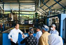 Bertemu Ahli Aspal Buton, Pj. Bupati Buton Yakin Bawa Aspal Buton Mendunia Presiden RI, Joko Widodo saat berkunjung disalah satu lokasi pertambangan aspal di Kabupaten Buton. (FOTO ISTIMEWA)