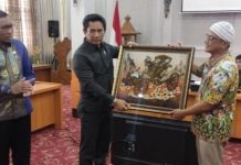 Pemkab dan DPRD Butur Lakukan Studi Tiru di Cirebon Ketua DPRD Butur Muh Rukman Basri memberikan cinderamata kepada perwakilan pemerintah kota Cirebon.