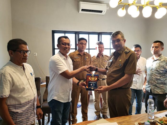 Pj. Bupati Buteng Muhammad Yusup dengan perwakilan perusahaan usai melakukan penandatanganan kerjasama di bidang kesehatan. (FOTO ISTIMEWA)