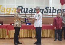 Muhammad Yusup Teken Kerjasama dengan BSSN RI Plt Sekretaris Utama BSSN RI YB. Susilo Wibowo (baju putih) dengan Pj Bupati Buton Tengah Muhammad Yusup, usai penandatanganan MoU, di Aula Kantor BSSN RI, Kamis 27 Oktober 2022.