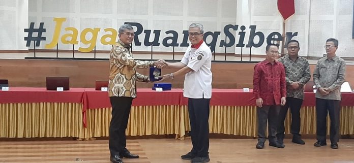 Plt Sekretaris Utama BSSN RI YB. Susilo Wibowo (baju putih) dengan Pj Bupati Buton Tengah Muhammad Yusup, usai penandatanganan MoU, di Aula Kantor BSSN RI, Kamis 27 Oktober 2022.