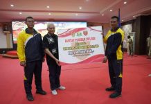 Pj Sekda Sultra Lepas Keberangkatan Tim Liga Santri Piala Kasad Tahun 2022 Pj Sekda Sultra Asrun Lio saat menyerahkan bantuan sebesar Rp 100 Juta dari Pangdam XIV/Hasanuddin kepada tim sepak bola yang akan berlagak di Piala Kasad 2022 di Rujab Gubernur Sultra, Minggu 2 Oktober 2022.